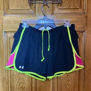 Med Under Armour lined running shorts